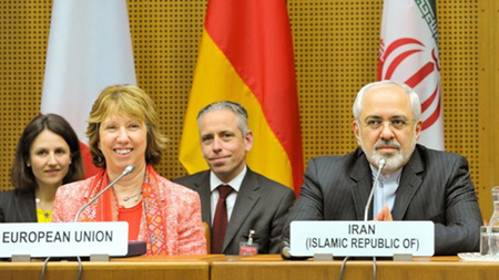 Cao ủy Liên minh châu Âu phụ trách chính sách An ninh và Đối ngoại Catherine Ashton (trái, trước) và Ngoại trưởng Iran Mohammad Javad Zarif tại phiên họp cuối cùng của vòng đàm phán thứ ba ở Vienna.